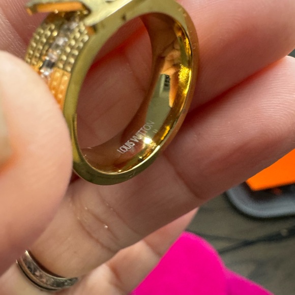 Lv Ring size 8 - Picture 2 of 3